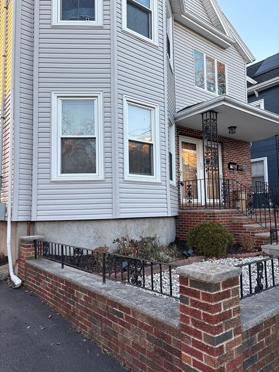 Building Photo - 11 Hatch St