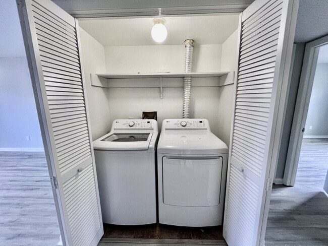 Building Photo - AMAZING 2 BED / 2 BATH CONDO – ONLY 8 BLOCKS FROM THE BEACH!