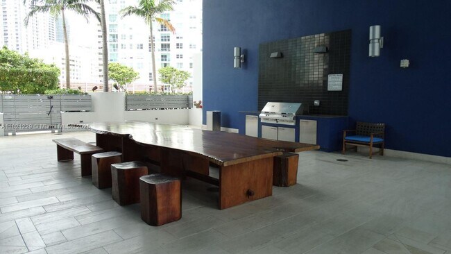 Building Photo - 1300 Brickell Bay Dr