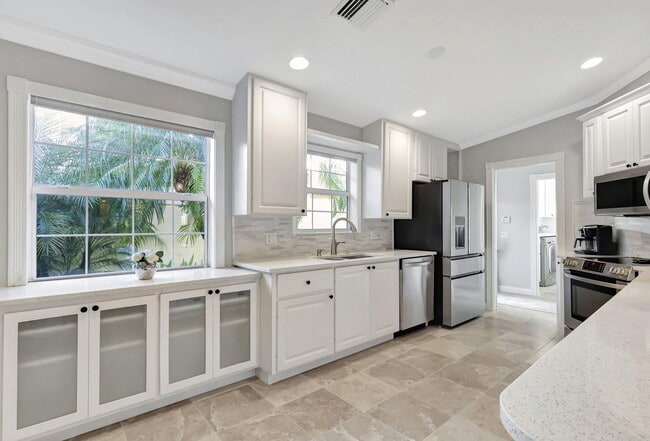 Building Photo - 11361 SW Pembroke Dr