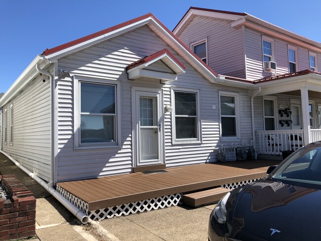 Your own front patio - 1140 Ash St