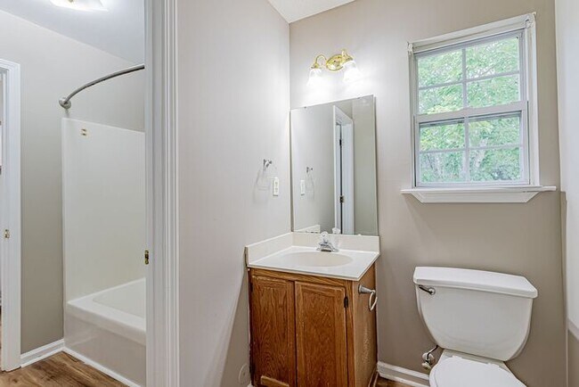 Building Photo - Bedroom on Main, Riverside Schools, Fenced...