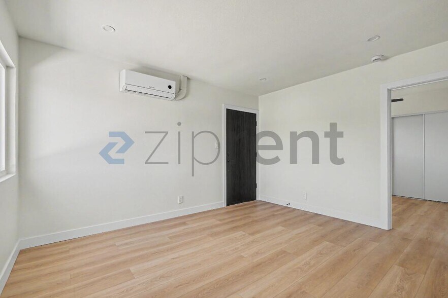 Building Photo - Unit 3