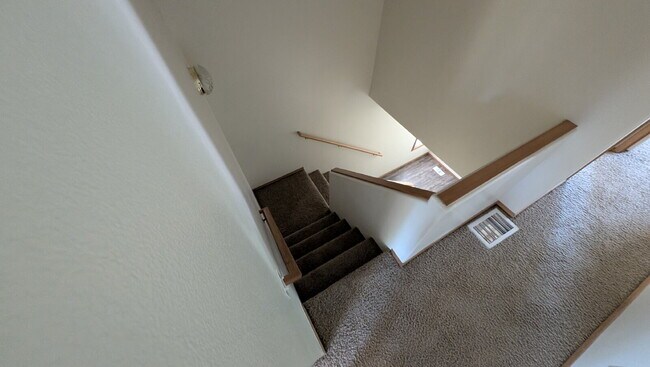 Building Photo - 4 bedroom 2.5 bath home