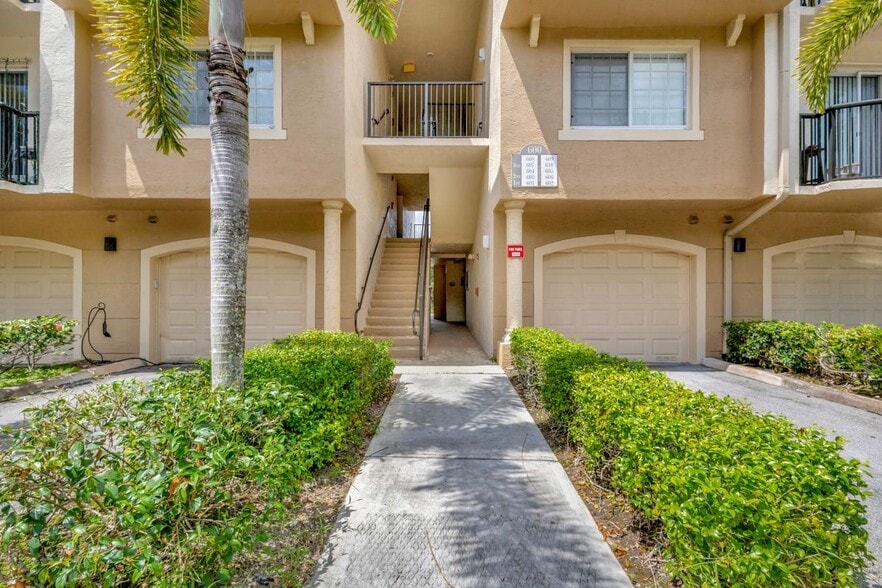 Building Photo - 600 Crestwood Ct N