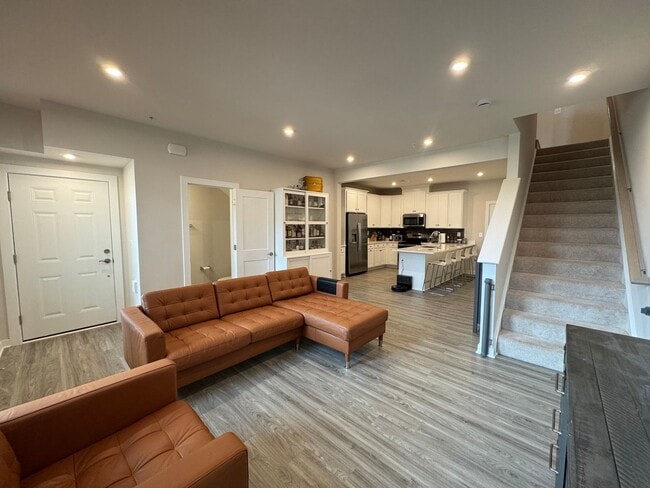 Building Photo - Stunning 2 Bed 2 Bath Interior Townhome In...