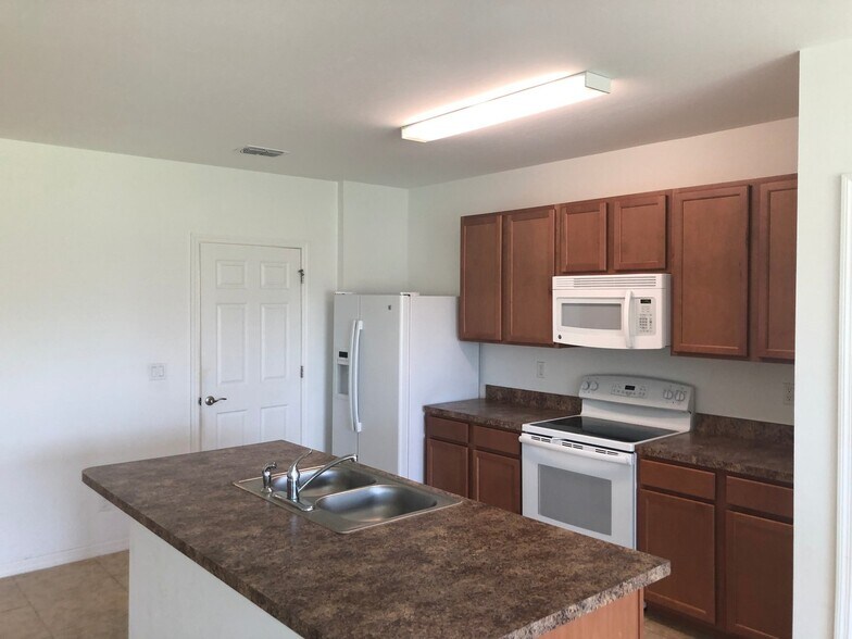 Building Photo - 3 bedroom 2 bath single family home