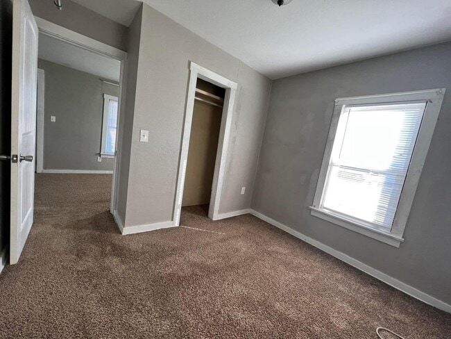 Building Photo - 402 N Cedar St