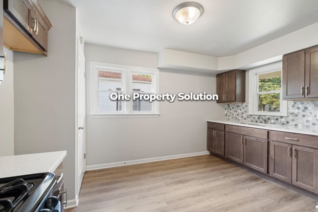 Building Photo - 5043 Washington St