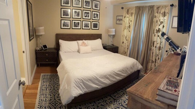 Building Photo - Modern 2-Bed, 2-Bath Condo in Brentwood