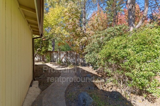 Building Photo - 9045 SW Pinto Ct