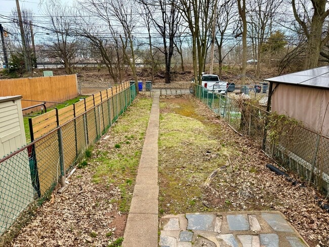 Building Photo - 2BD/1BA Townhome