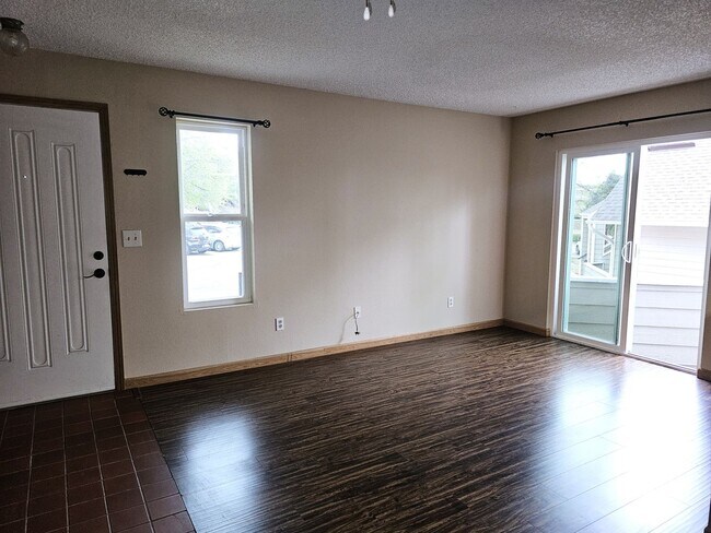 Building Photo - Beautiful 1 Bedroom Condo Near the Mountains