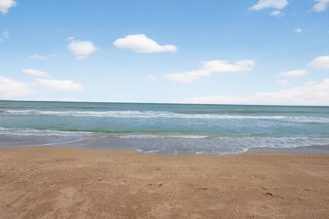 Building Photo - 9650 S Ocean Dr