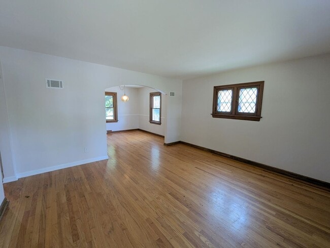 Building Photo - 8638 Henrietta Ave