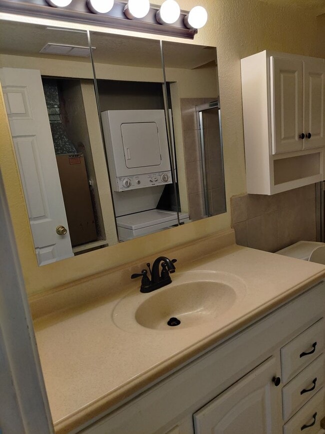 Building Photo - Cozy 1 bedroom in the heart of Kingsgate neighborhood