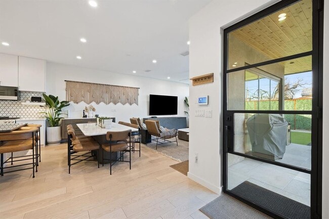 Building Photo - 1304 Comal St