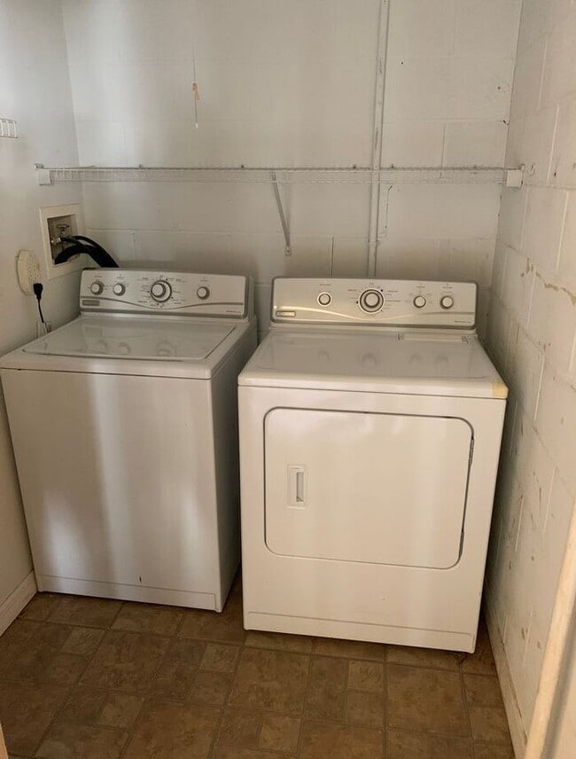 Building Photo - Awesome 2 Bed/2 Bath Townhome, Minutes fro...