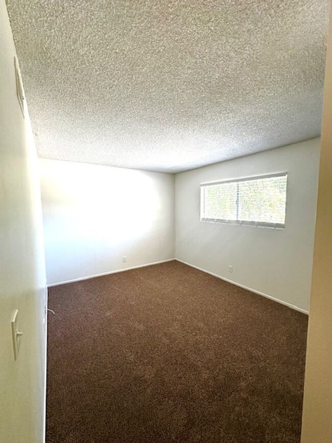 Building Photo - Charming 2+1 Condo
