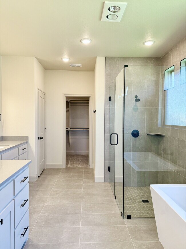 Building Photo - Luxury Viridian Retreat: Isolated and Spa-...