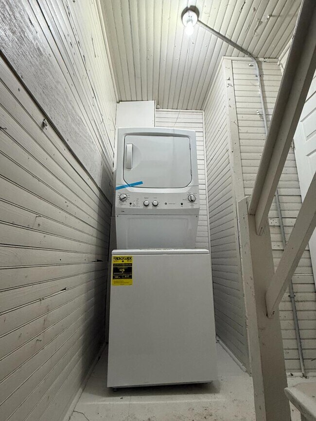 Building Photo - 30 Slingerland St