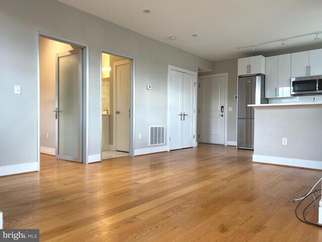 Building Photo - 1209 G St SE