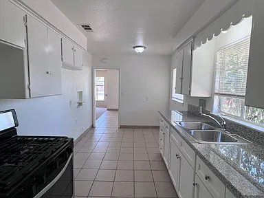 Building Photo - 2905 E Lamona Ave