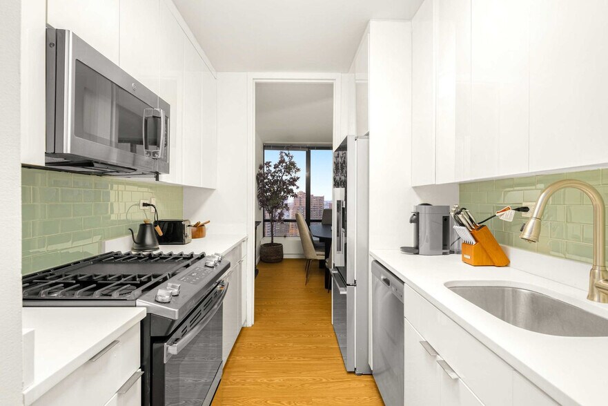 Building Photo - 525 E 72nd St