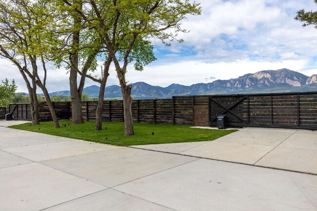 Building Photo - Modern Luxury Rental with Unobstructed Flatiron Views