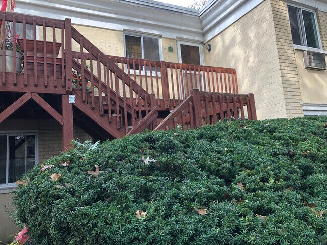 Building Photo - 1 Lake Ave