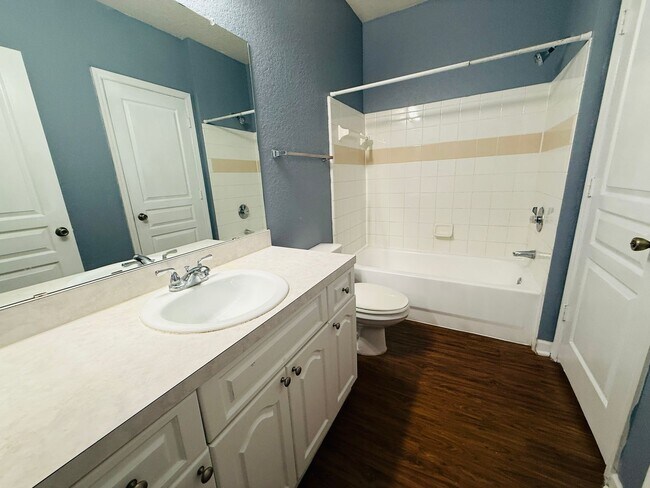 Building Photo - Newly painted Two Bedroom, Two Bathroom For Rent in New Tampa