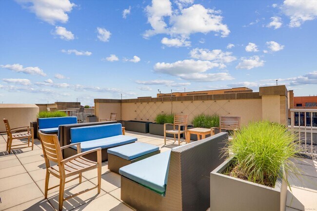 Building Photo - Incredible 1BR/1BA Condo Blocks from the Metro Vibrant Mount Vernon Triangle!