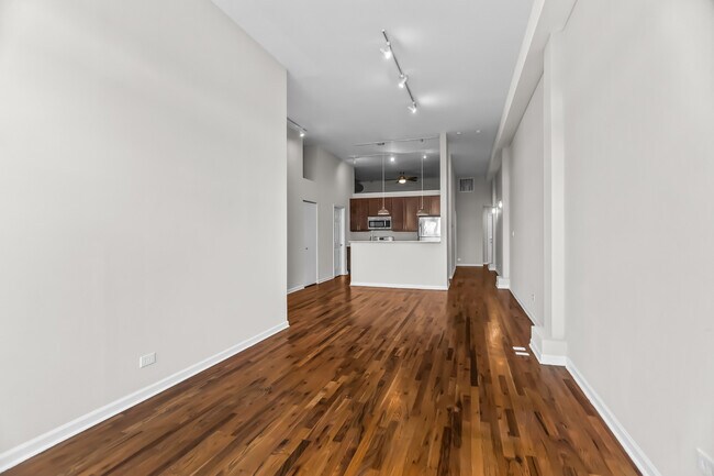 Building Photo - 1542 N Damen Ave