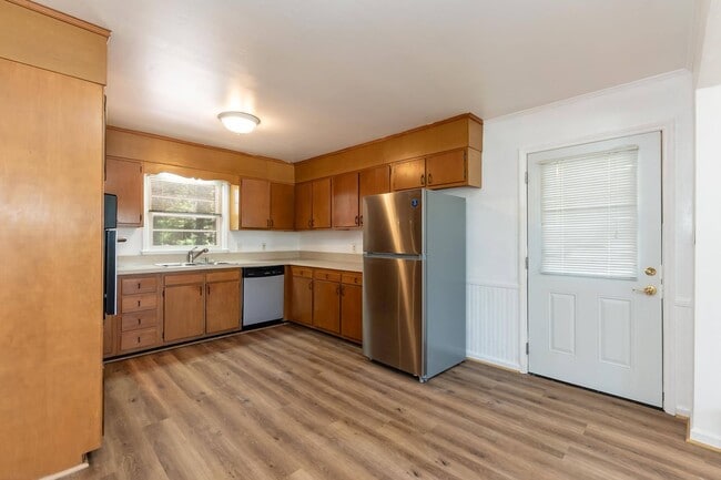Building Photo - Spacious 3 Bed, 2 Bath Home with Open Floo...