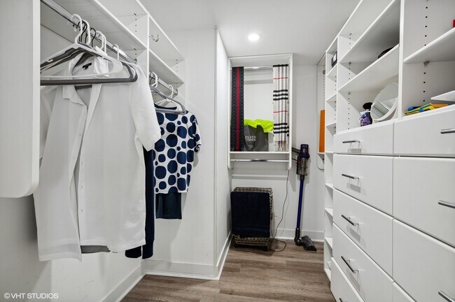 Building Photo - 175 E Delaware Pl