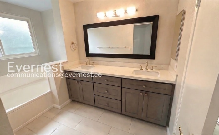 Building Photo - 4936 Creekwood Dr