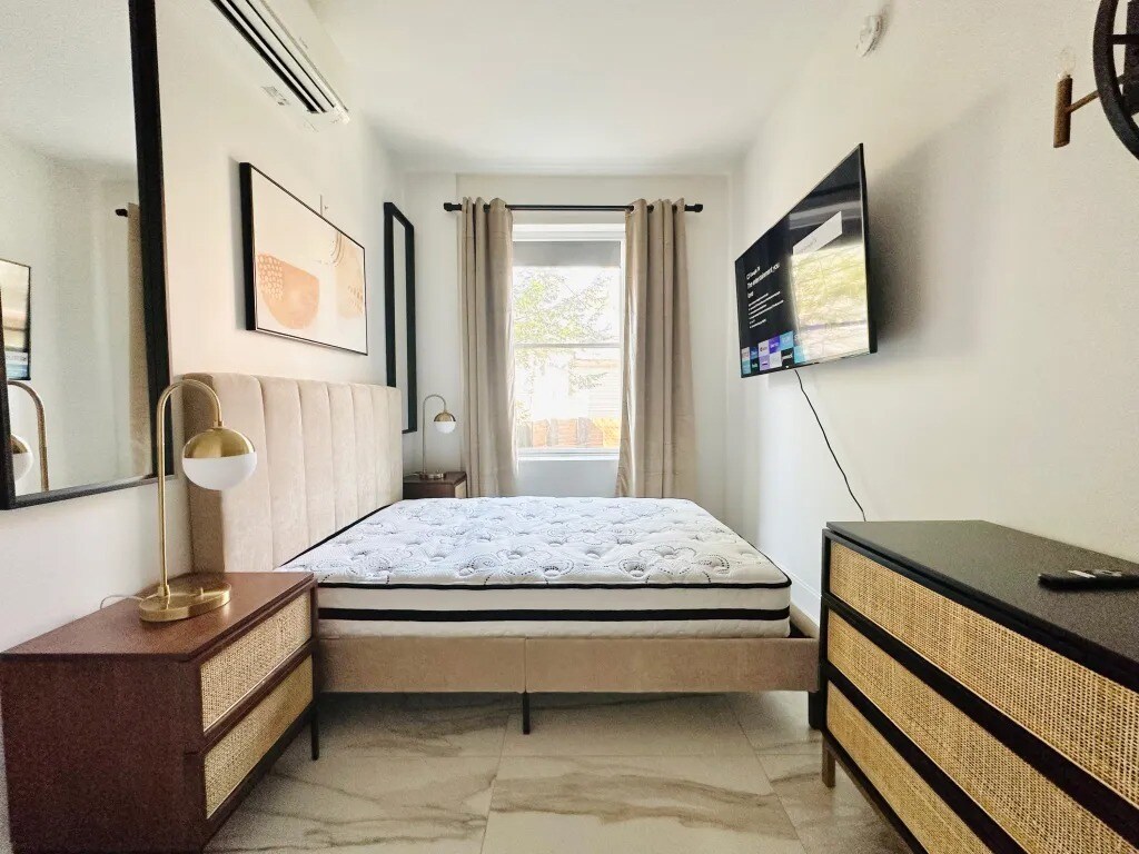 Building Photo - Furnished room/NOT APARTMENT