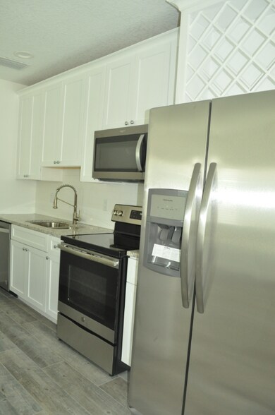 Building Photo - 520 Holt Ave