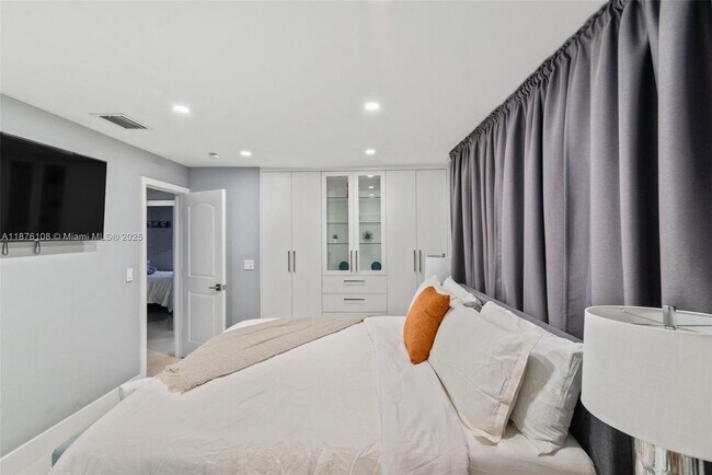 Building Photo - 830 SW 93rd Ave