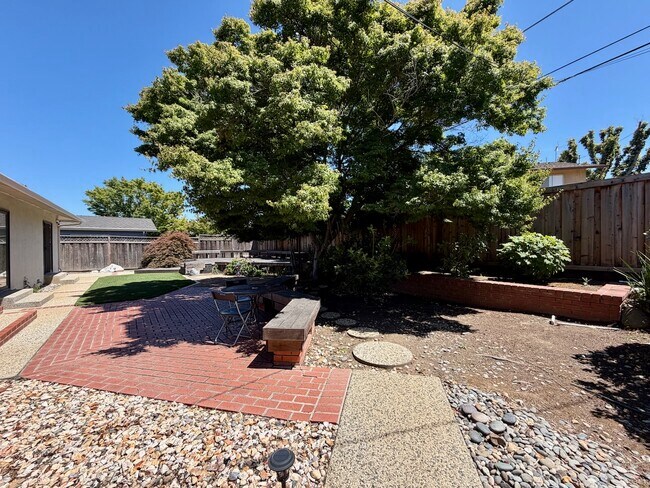 Building Photo - 832 Cathedral Dr