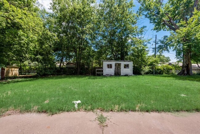 Building Photo - 1014 W Belden St