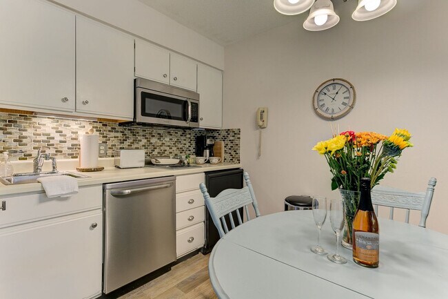 Building Photo - 5704 Creeks Crossing N