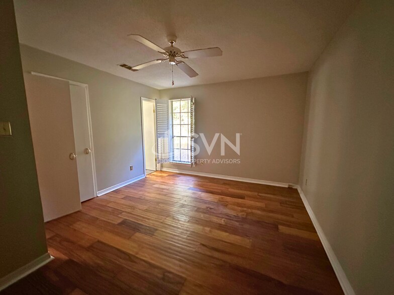 Building Photo - 56 Alan Dr