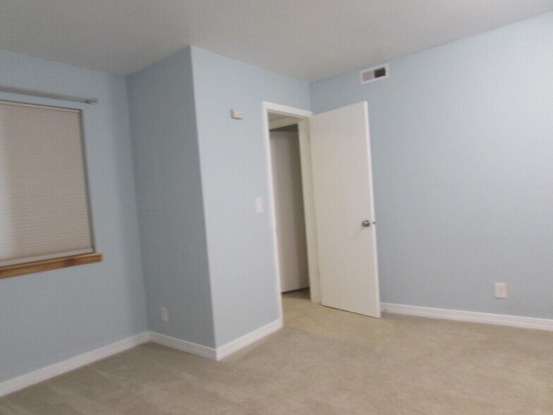 Building Photo - 3150 Lakeside Dr