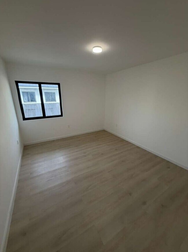Building Photo - Move-in Ready | 3 Bed / 2.5 Bath Townhome | Sunnyland Park – Florida City
