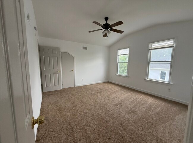 Room 1 - 2025 N Stafford St
