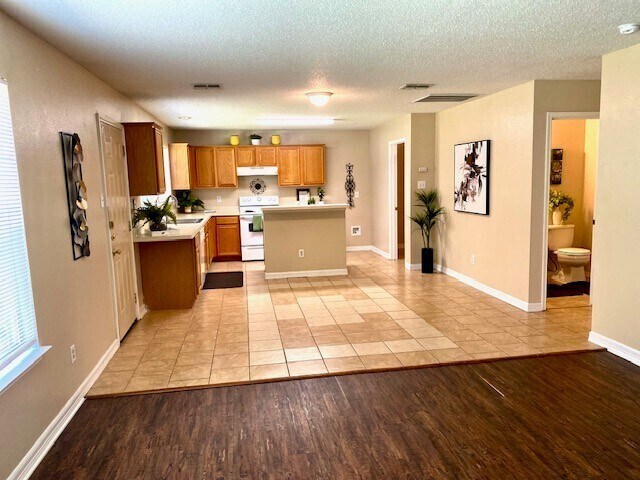 Building Photo - Huge home features 4 bedrooms & 2.5 baths for Rent!