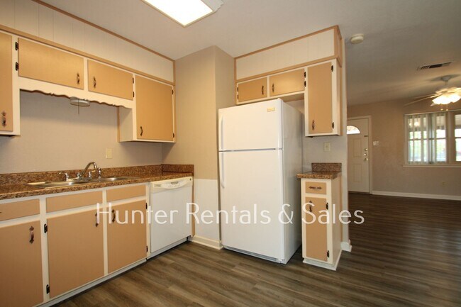 Building Photo - Mountain of Amenities!