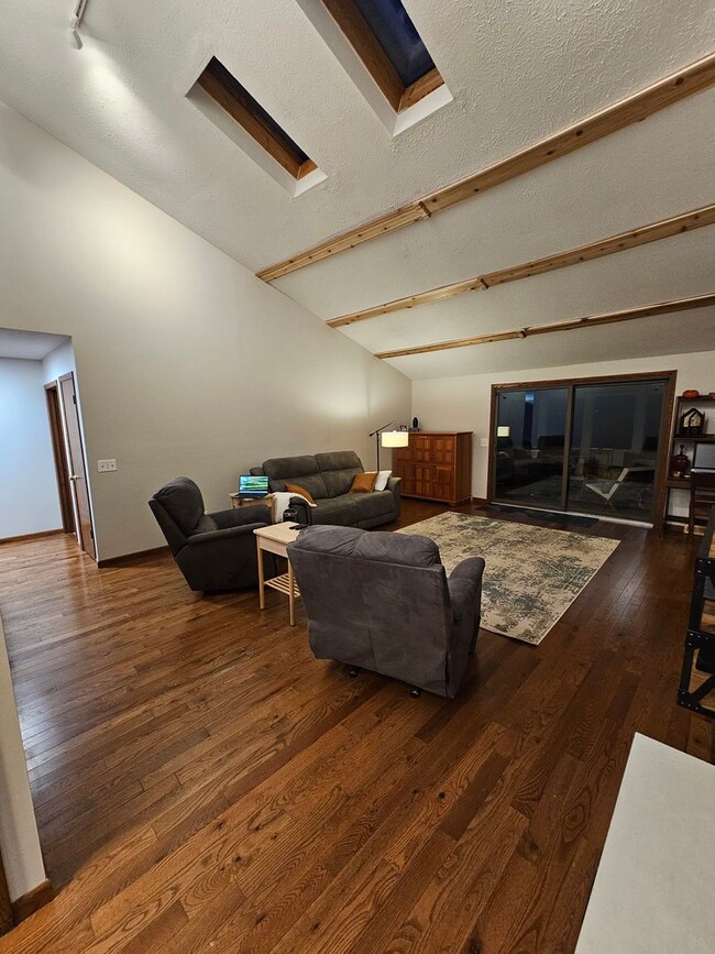 Building Photo - Remarkable 5 Bedroom Home For Rent in Mentor