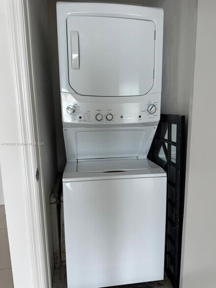 Building Photo - 500 Brickell Ave